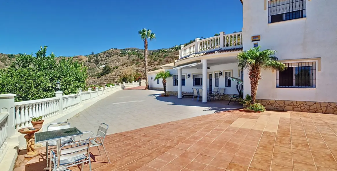 Продажа  отдельно стоящей виллы в Arenas 8