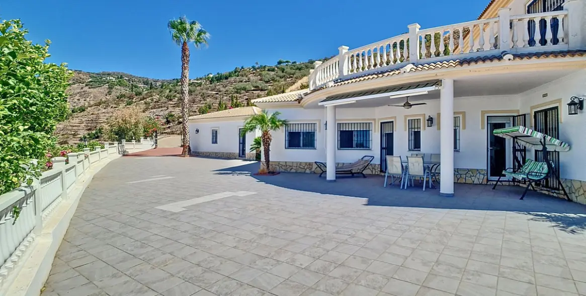 Продажа  отдельно стоящей виллы в Arenas 10