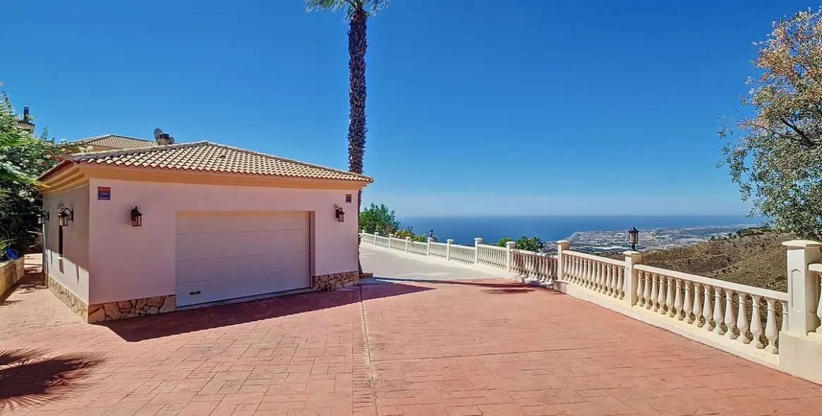 Продажа  отдельно стоящей виллы в Arenas 12