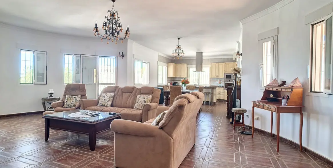 Продажа  отдельно стоящей виллы в Arenas 19