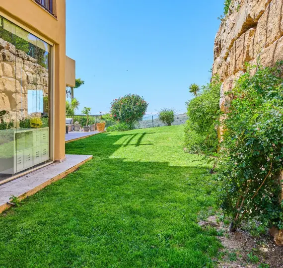 Продажа апартаментов на первом этаже в Benahavís