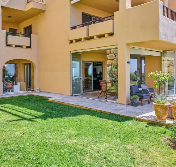 Продажа апартаментов на первом этаже в Benahavís