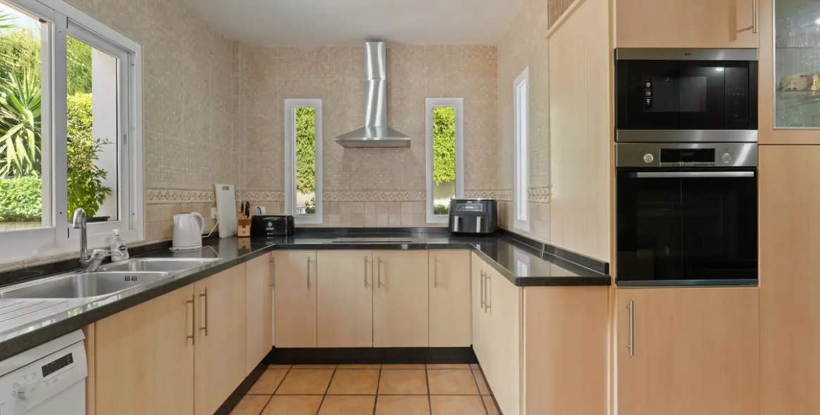 Sale of detached villa in Coín 10