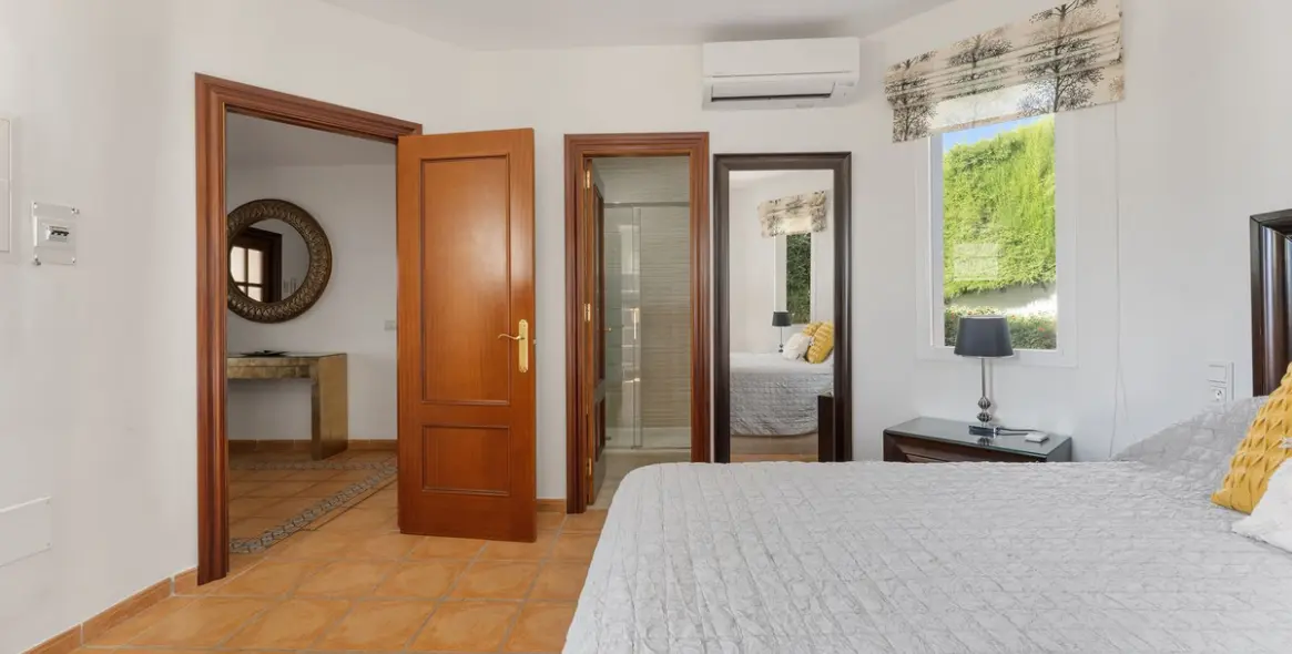 Sale of detached villa in Coín 13