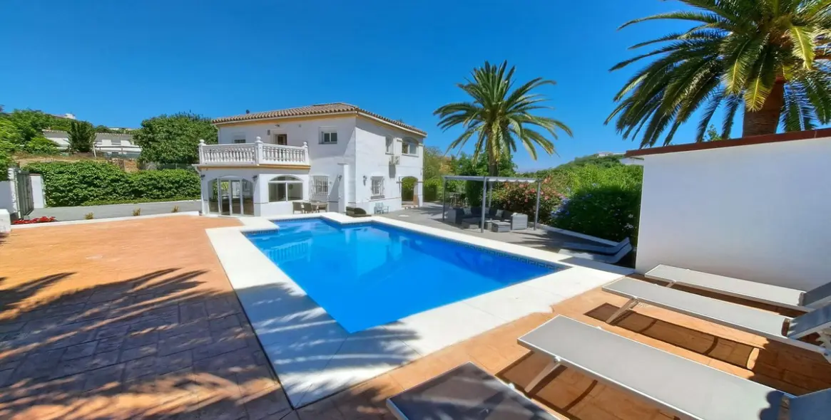 Продажа  отдельно стоящей виллы в Coín 1