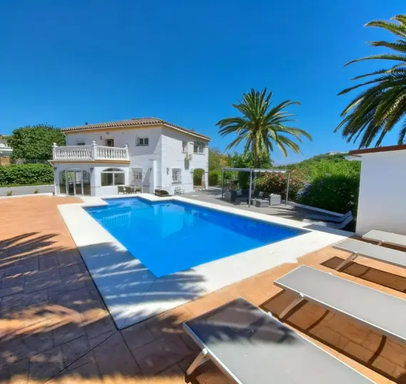 Sale of detached villa in Coín