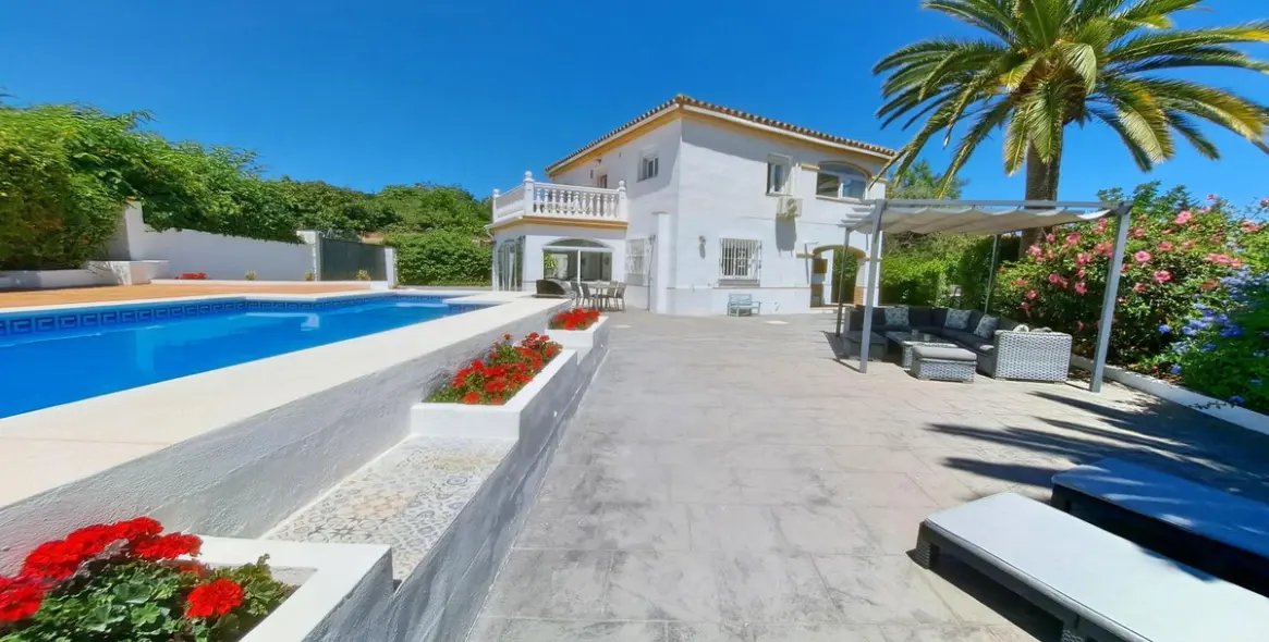 Продажа  отдельно стоящей виллы в Coín 2