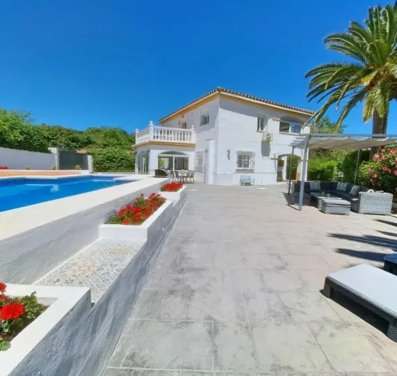 Sale of detached villa in Coín