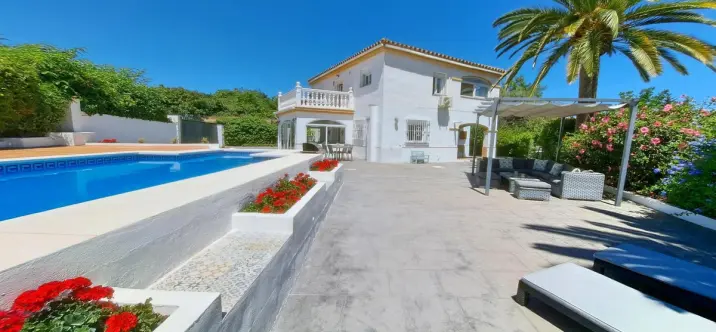 Sale of detached villa in Coín 1