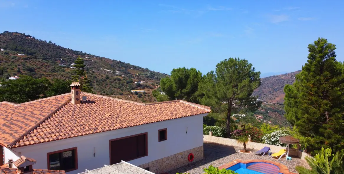 Продажа  отдельно стоящей виллы в Sayalonga 1