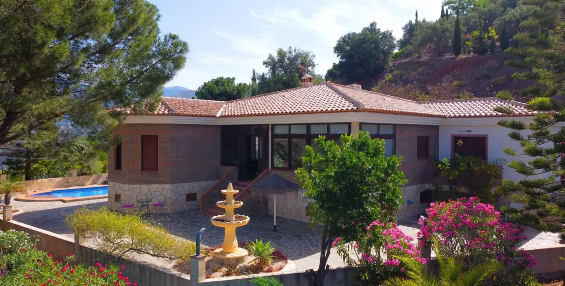 Продажа  отдельно стоящей виллы в Sayalonga 2