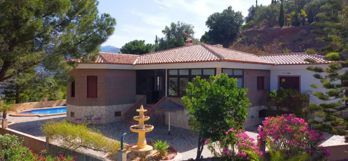 Продажа  отдельно стоящей виллы в Sayalonga 1