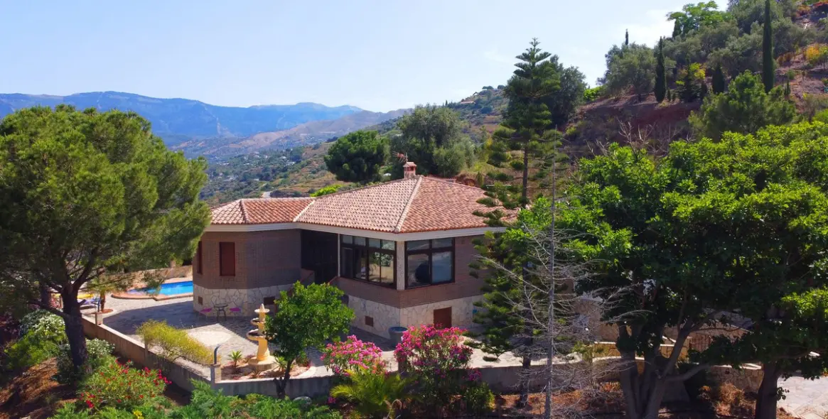 Продажа  отдельно стоящей виллы в Sayalonga 3