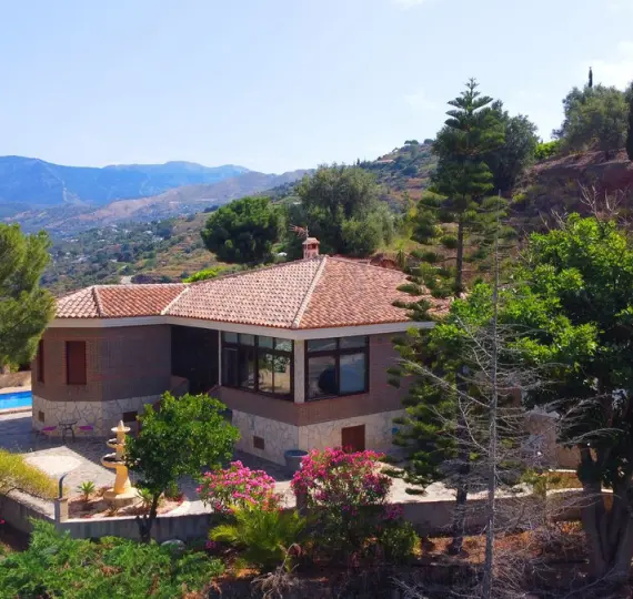 Продажа  отдельно стоящей виллы в Sayalonga