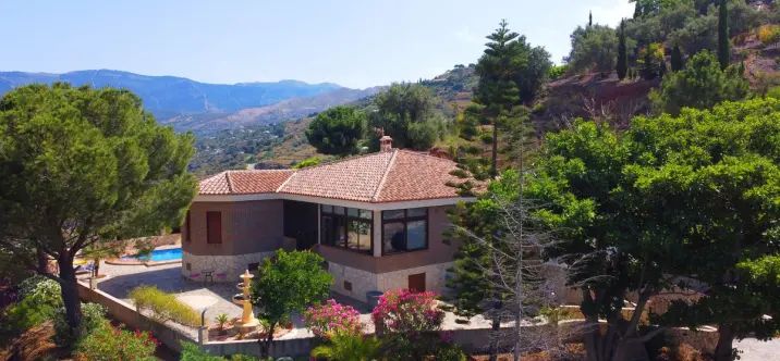 Продажа  отдельно стоящей виллы в Sayalonga 2