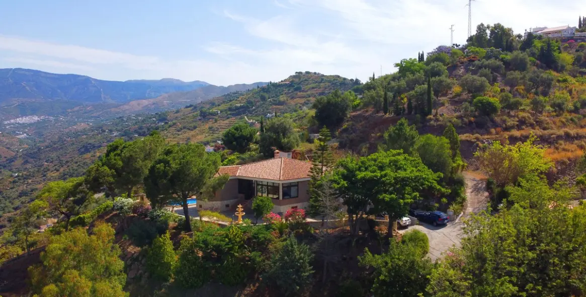 Продажа  отдельно стоящей виллы в Sayalonga 4