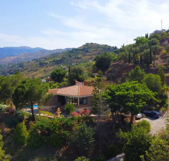 Продажа  отдельно стоящей виллы в Sayalonga