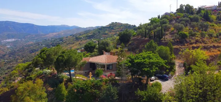 Продажа  отдельно стоящей виллы в Sayalonga 3