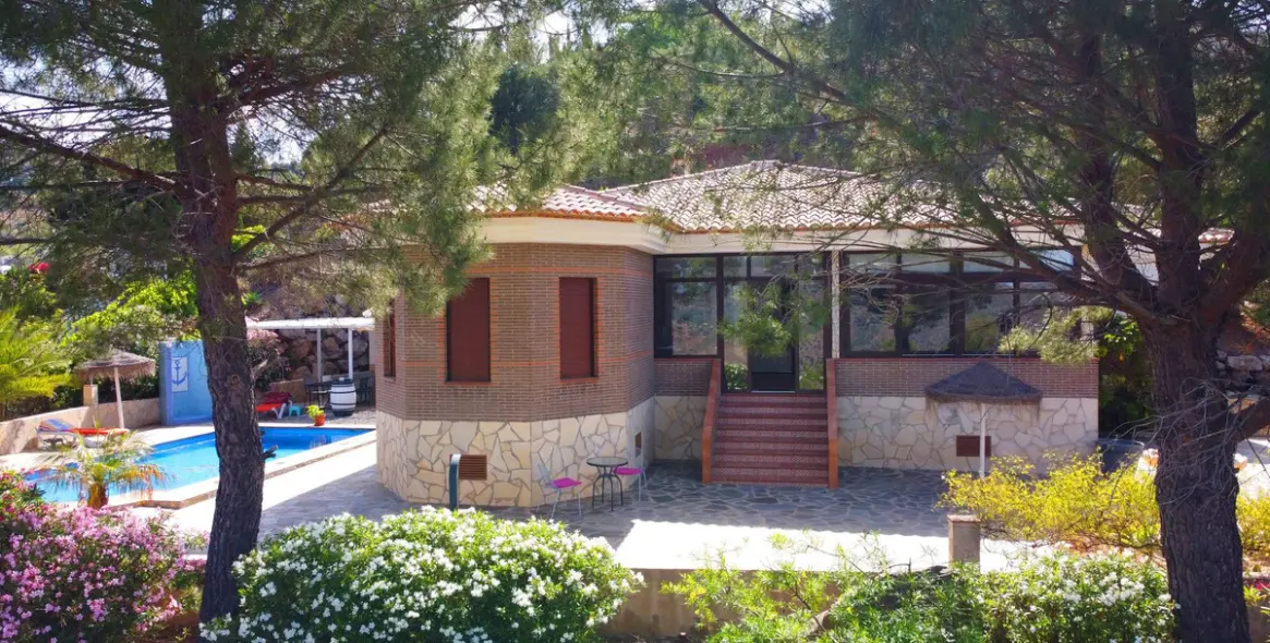 Продажа  отдельно стоящей виллы в Sayalonga 5