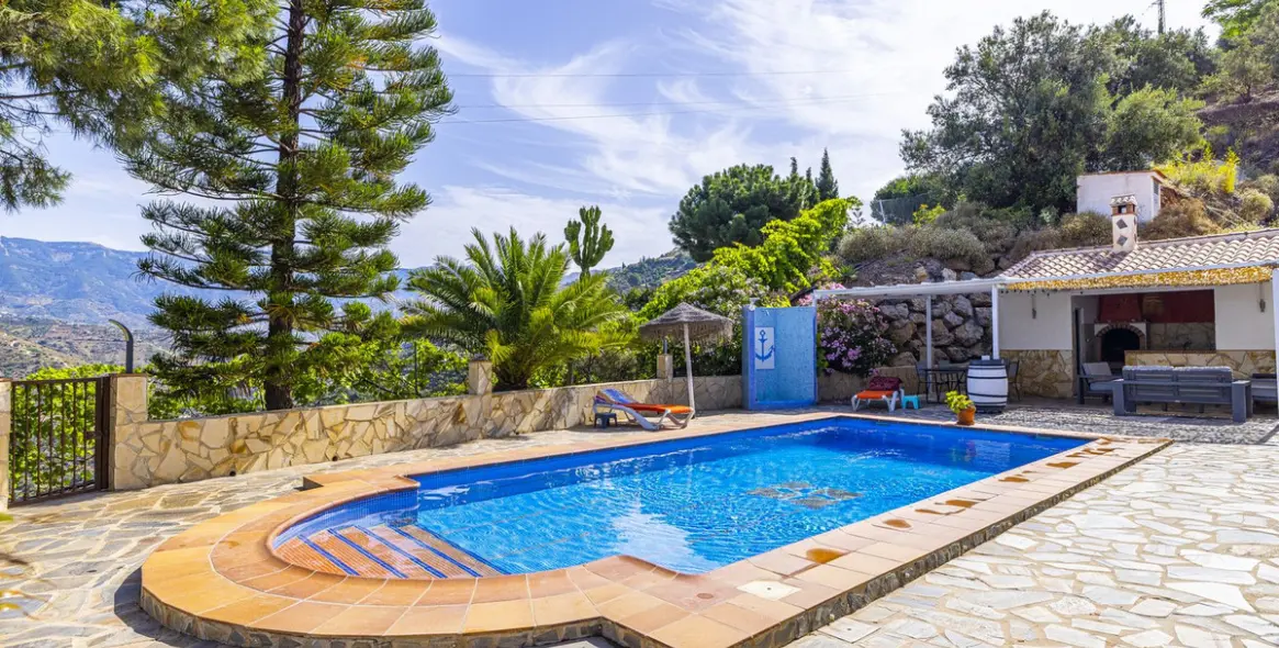 Продажа  отдельно стоящей виллы в Sayalonga 6