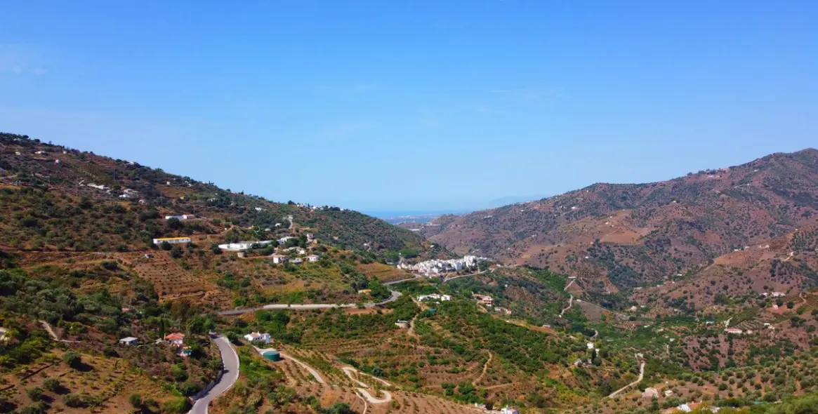 Продажа  отдельно стоящей виллы в Sayalonga 8