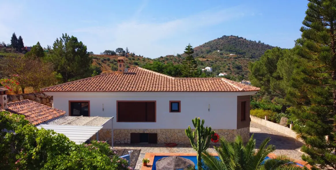 Продажа  отдельно стоящей виллы в Sayalonga 9