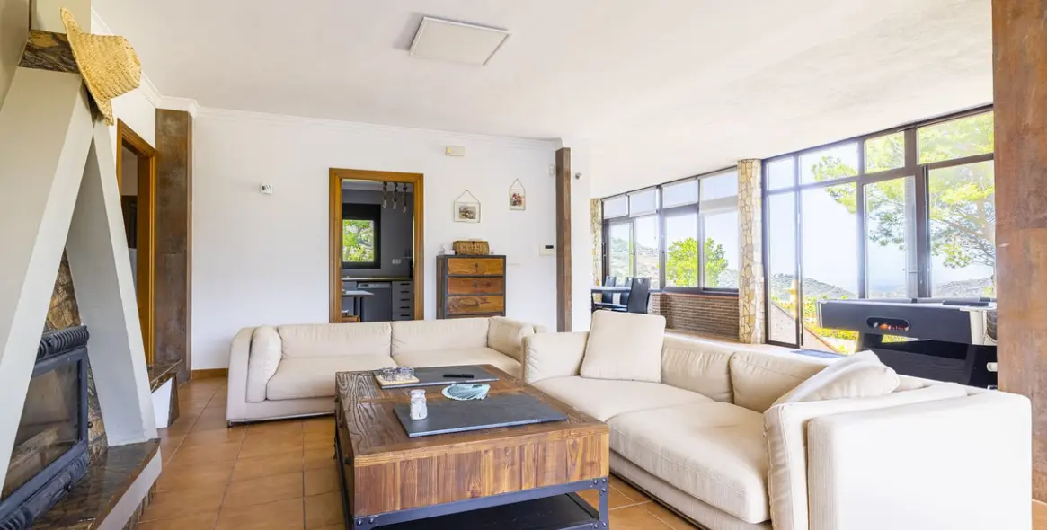 Продажа  отдельно стоящей виллы в Sayalonga 12