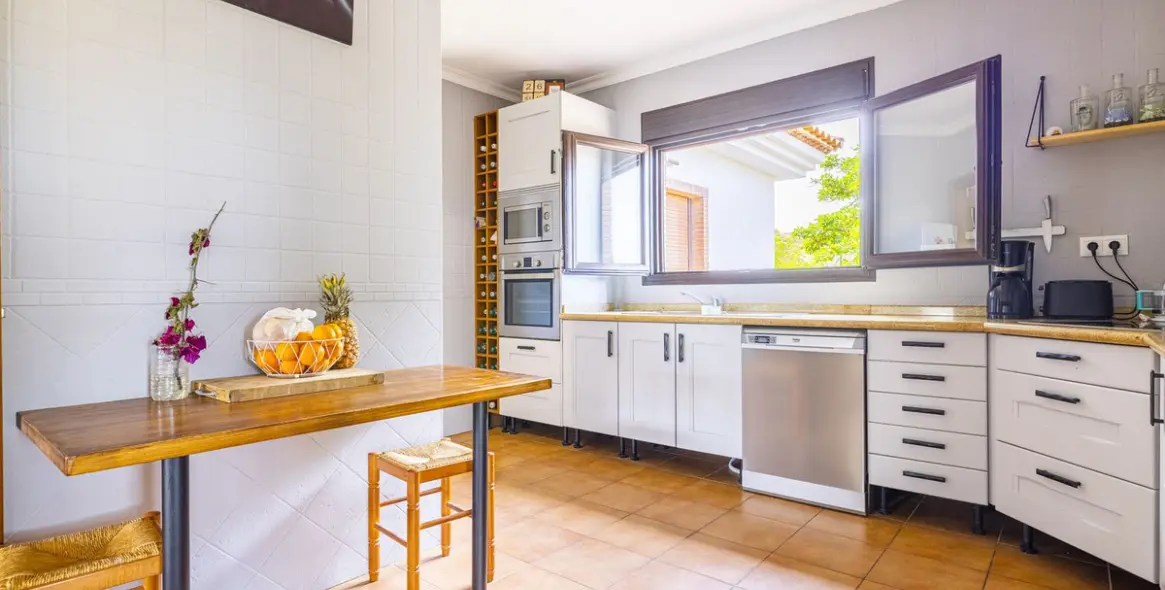 Продажа  отдельно стоящей виллы в Sayalonga 18