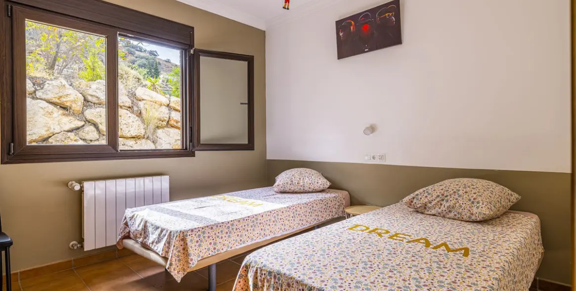 Продажа  отдельно стоящей виллы в Sayalonga 20