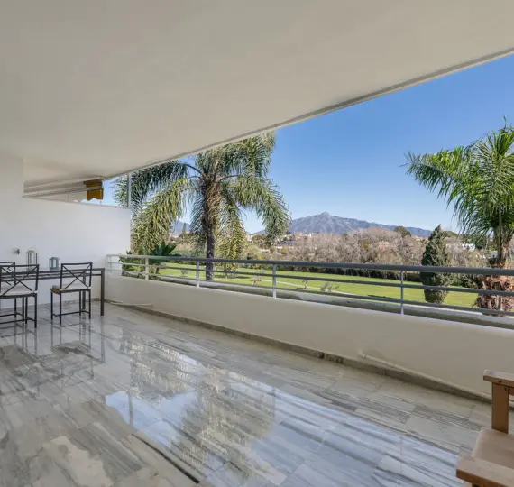 Sale of middle floor apartment in Guadalmina Baja