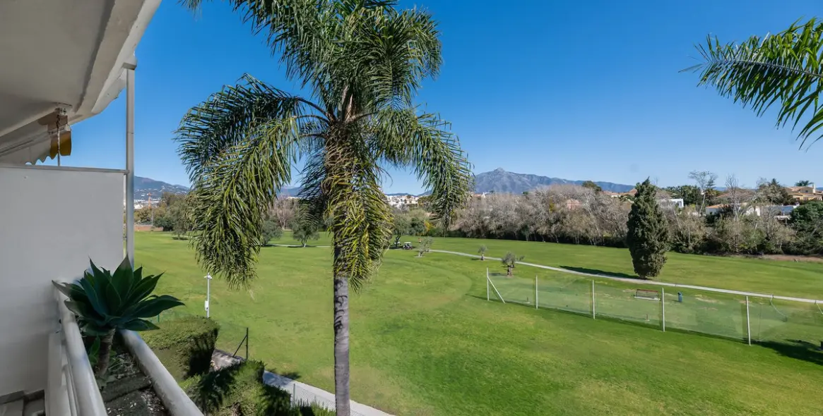 Продажа апартаментов на среднем этаже в Guadalmina Baja 2