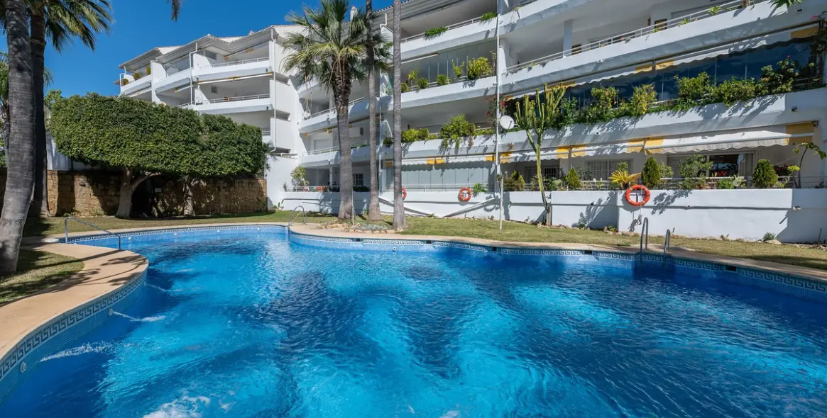 Продажа апартаментов на среднем этаже в Guadalmina Baja 3