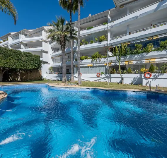 Sale of middle floor apartment in Guadalmina Baja