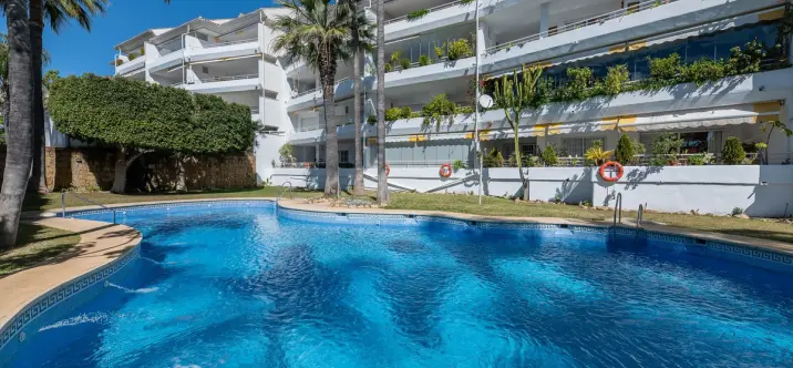 Sale of middle floor apartment in Guadalmina Baja 2