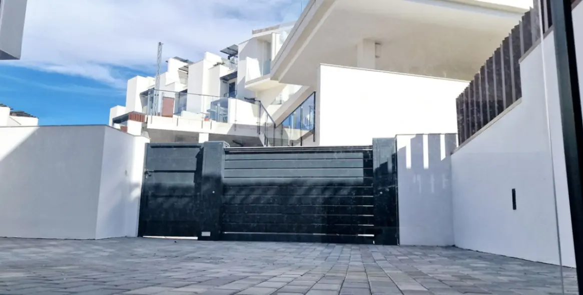 Sale of townhouse in Torrox Costa 21