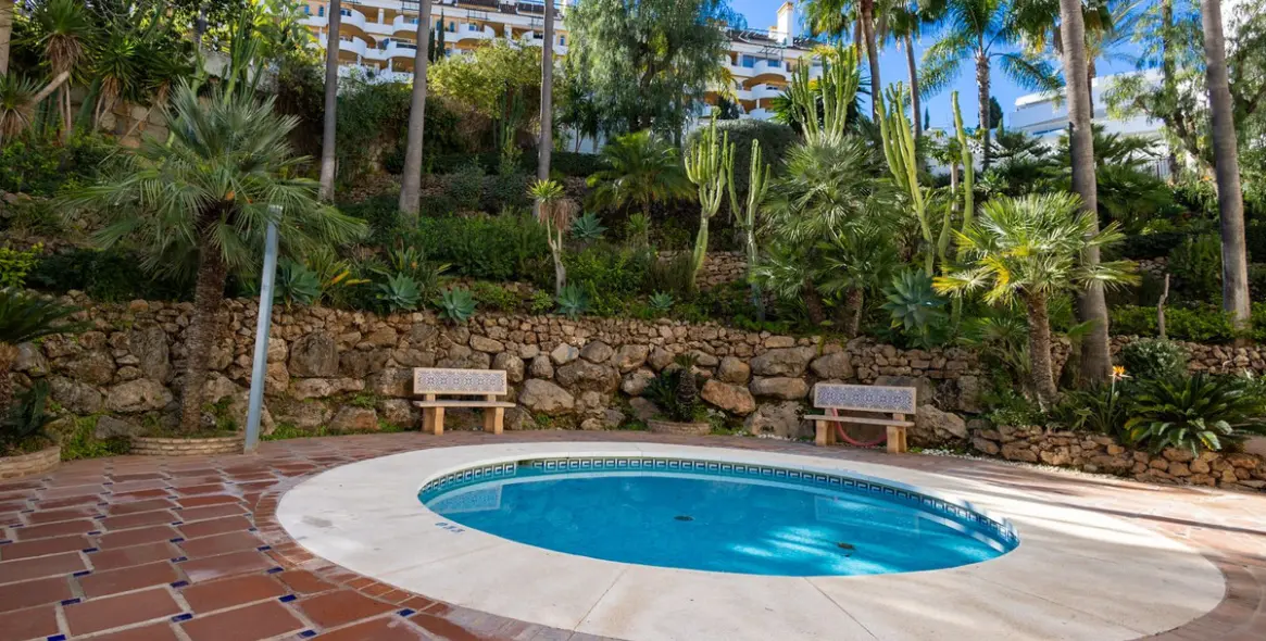 Sale of middle floor apartment in Nueva Andalucía 14