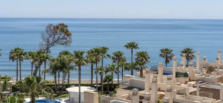 Продажа двухуровневого пентхауса в New Golden Mile 0