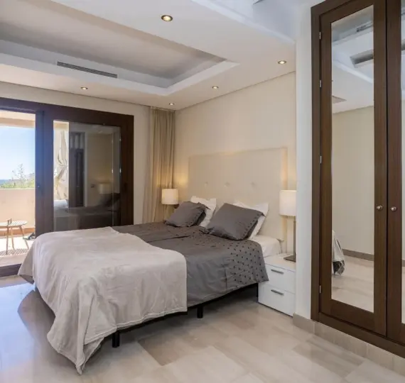 Продажа двухуровневого пентхауса в New Golden Mile