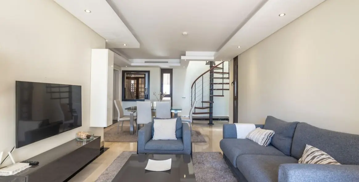 Продажа двухуровневого пентхауса в New Golden Mile 6