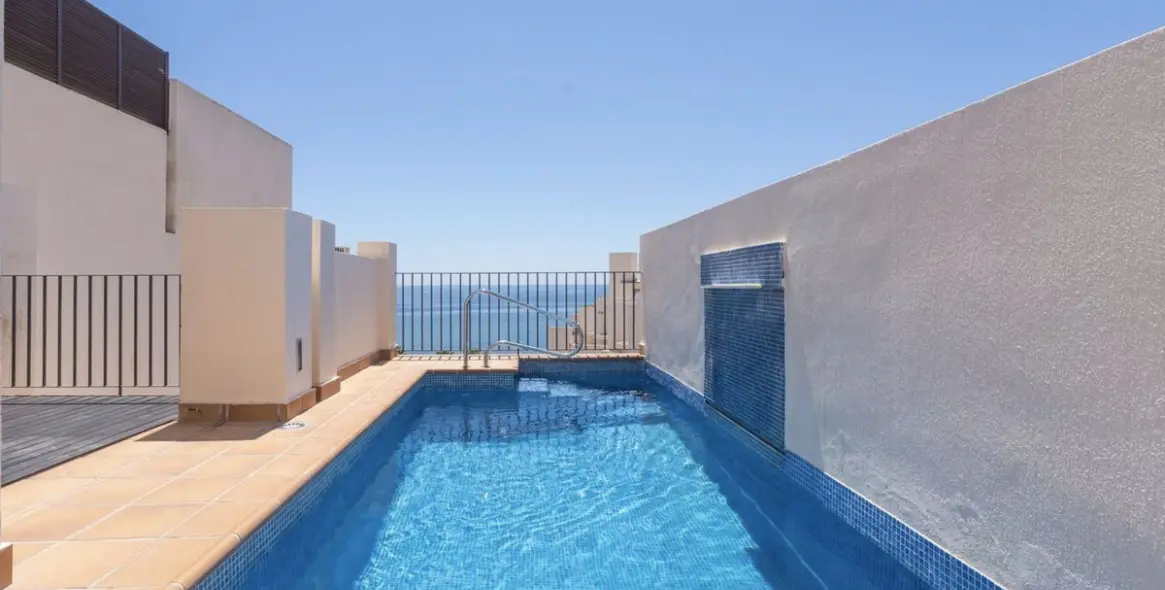Sale of penthouse duplex in New Golden Mile 4