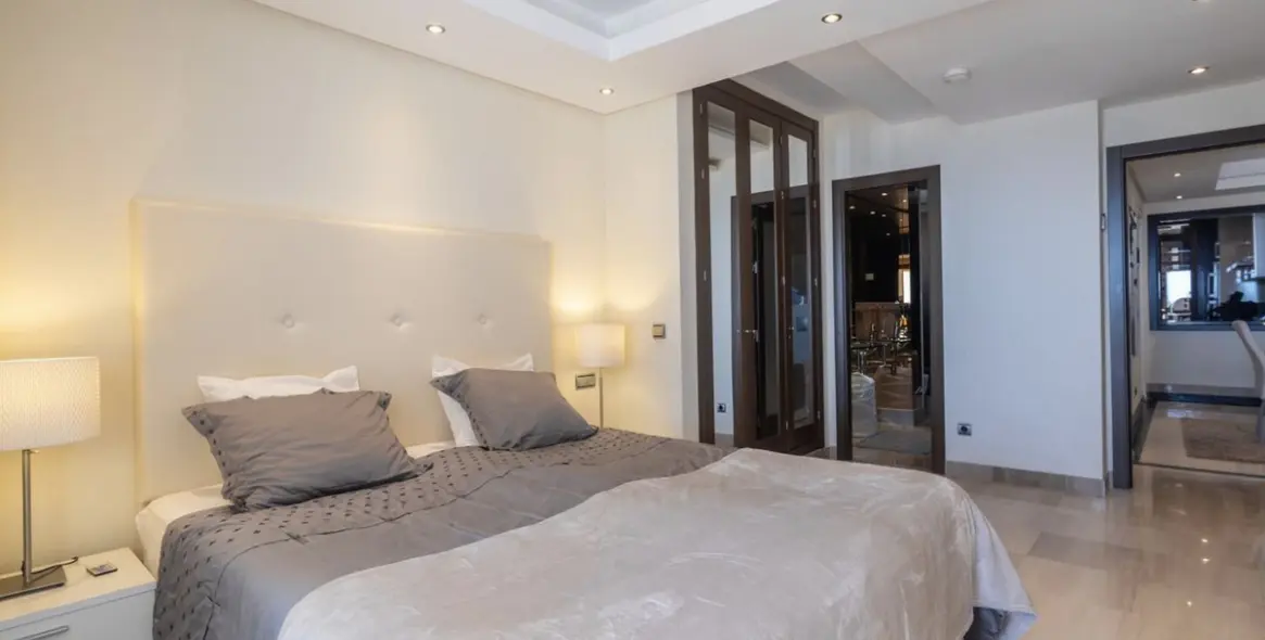 Sale of penthouse duplex in New Golden Mile 11