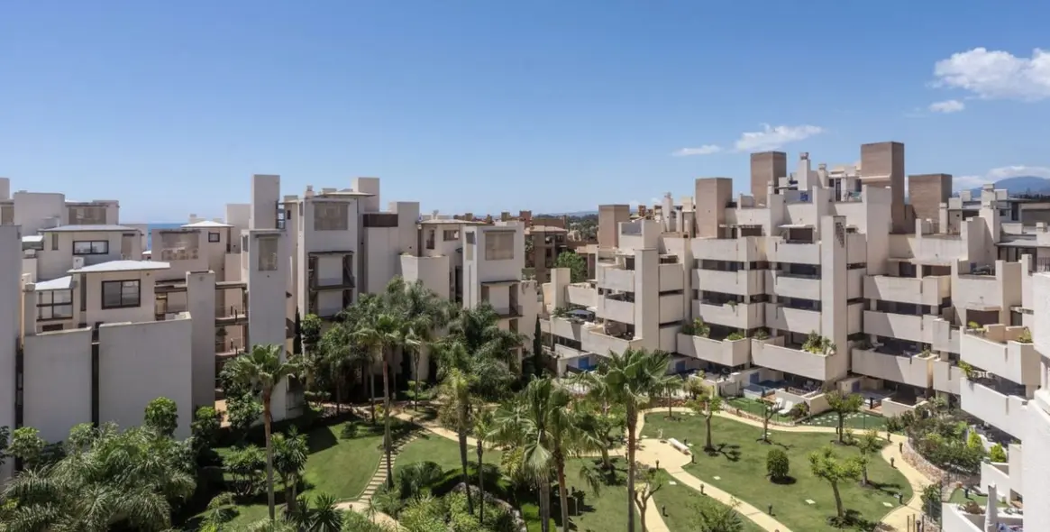 Sale of penthouse duplex in New Golden Mile 17