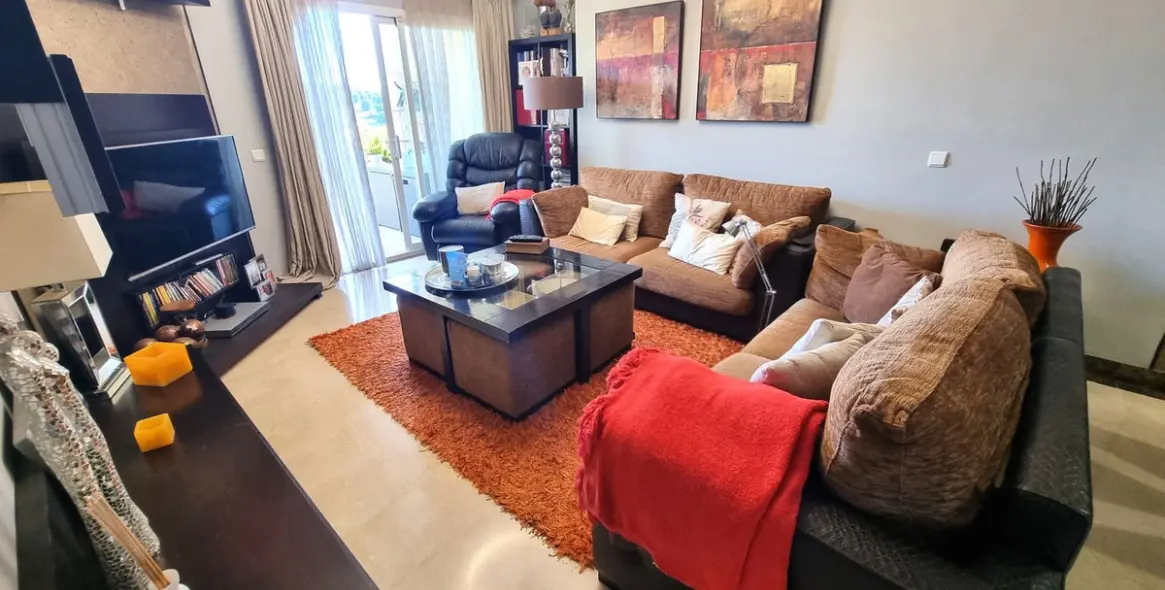 Sale of penthouse in Estepona 2