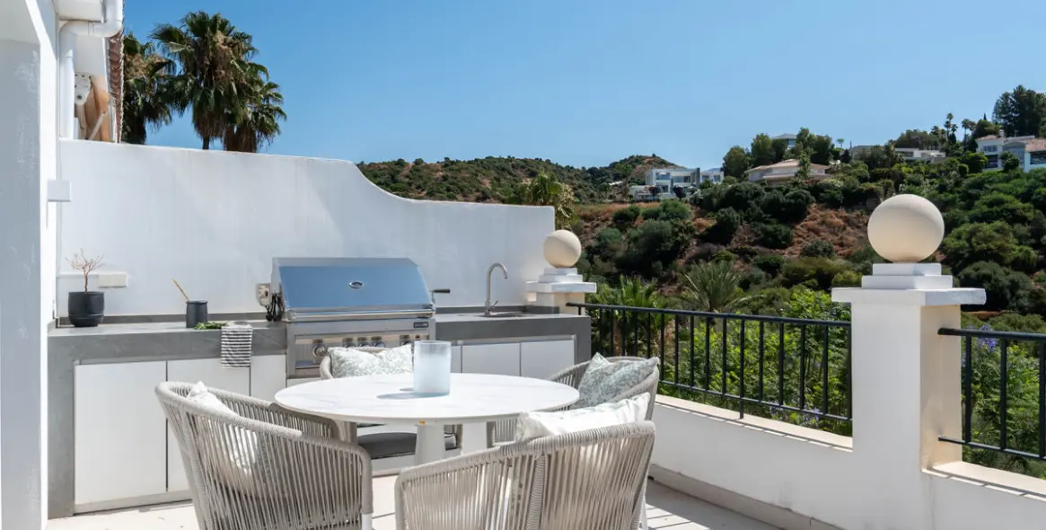 Sale of middle floor apartment in Benahavís 24