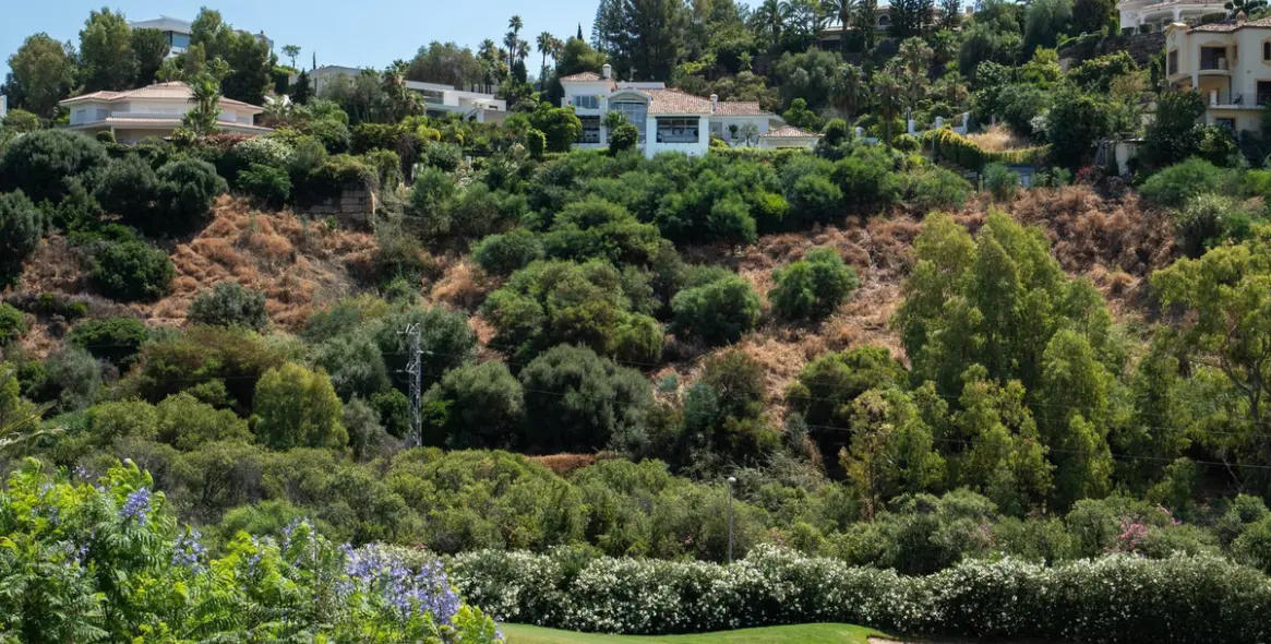 Sale of middle floor apartment in Benahavís 25