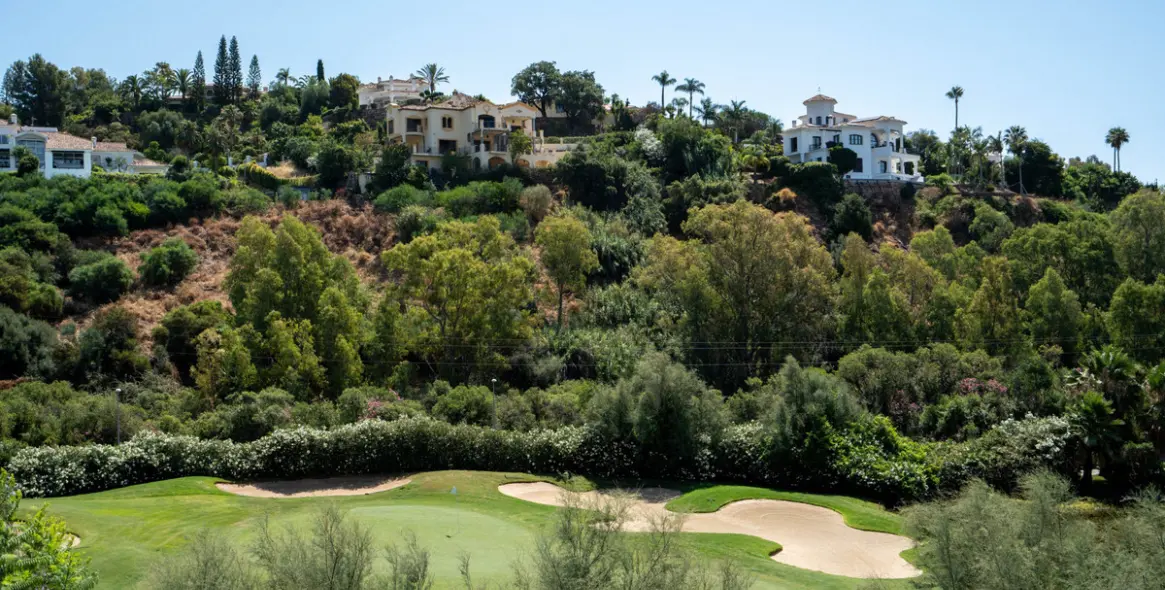 Sale of middle floor apartment in Benahavís 31