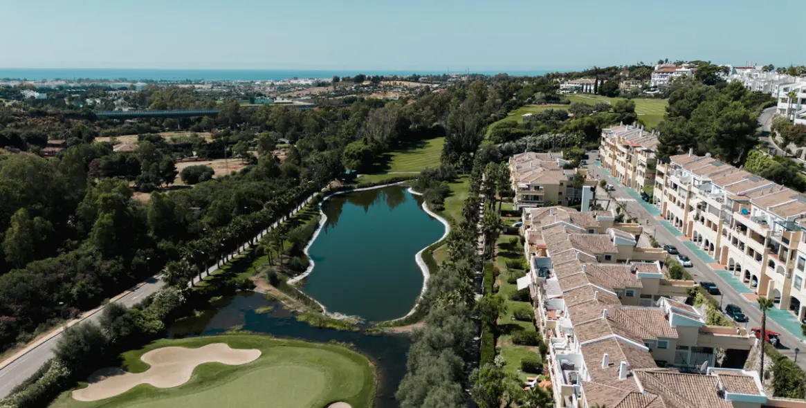 Sale of middle floor apartment in Benahavís 35