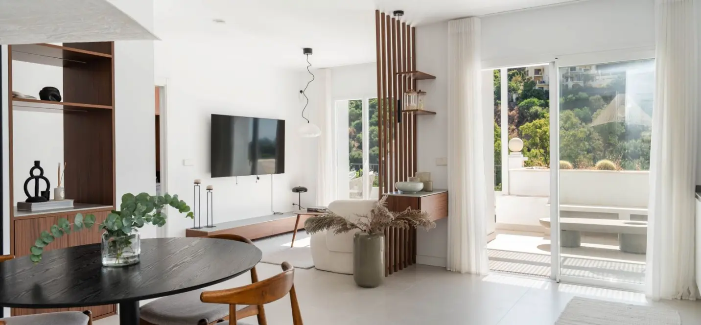 Sale of middle floor apartment in Benahavís 0