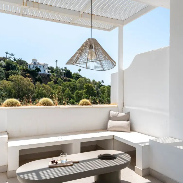 Sale of middle floor apartment in Benahavís