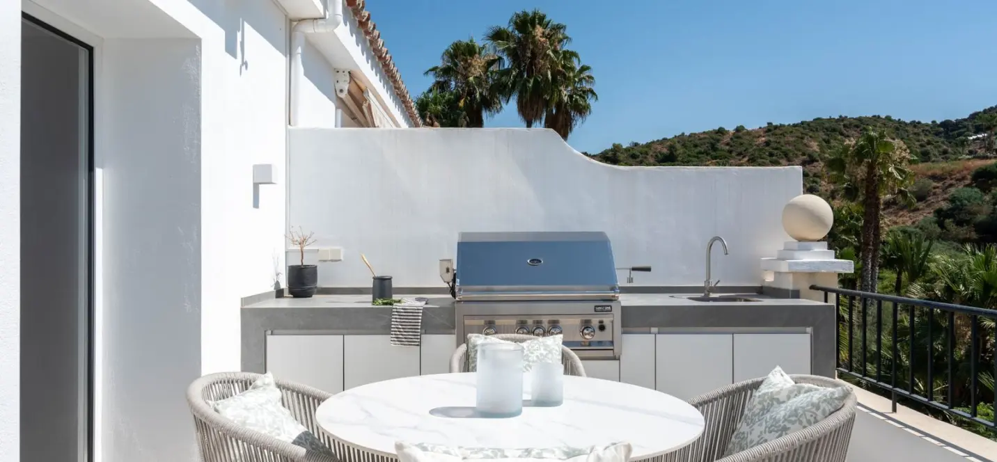 Sale of middle floor apartment in Benahavís 2